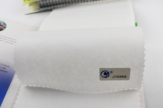 Weiches 100% Polyester-Bräderwerk, nicht gewebtes Gewebe für Bekleidung