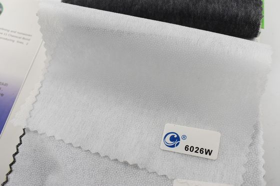 Kleidungsstücke, die aus 100% Polyester-Nichtgewebe-Fusible Stoffe gefertigt werden