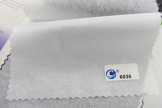 Kleidungsstücke, die aus 100% Polyester-Nichtgewebe-Fusible Stoffe gefertigt werden